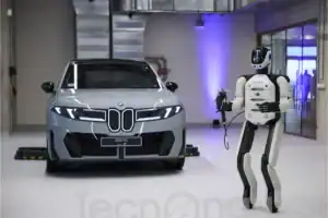 BMW prueba con robots humanoides para la fabricación de coches